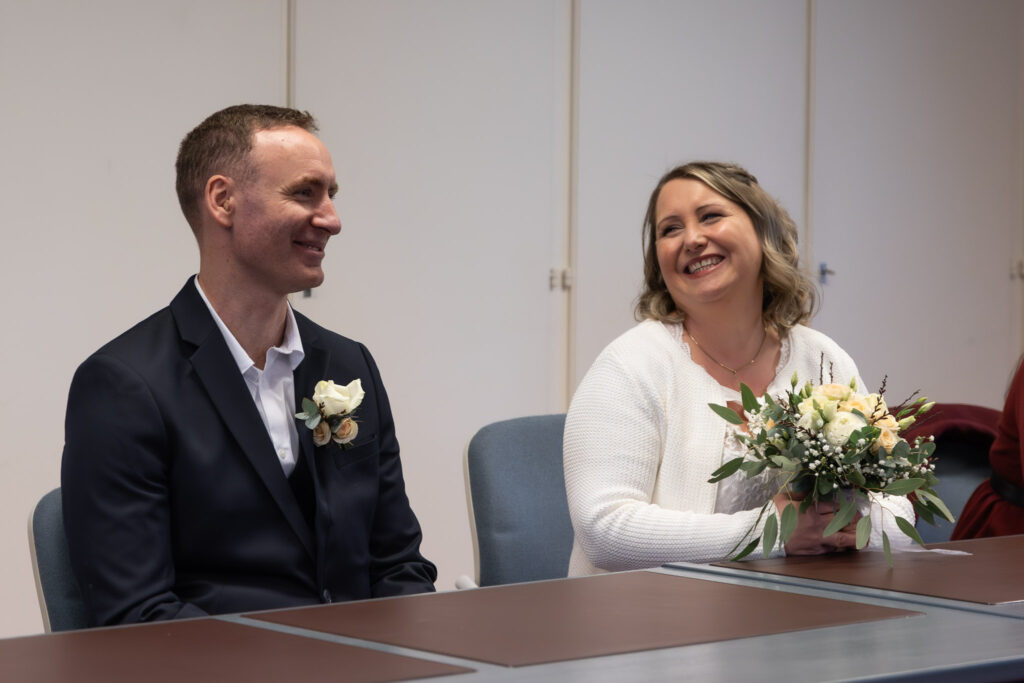 photo mariage civile couple amoureux avec bouquet de fleur