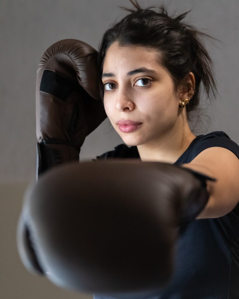 Photographie d'une boxeuse faisant un coup de poing à Strasbourg