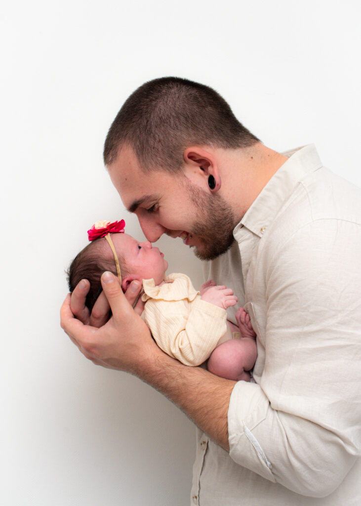 Photographie nez à nez d'un nouveau-né et son papa à Strasbourg