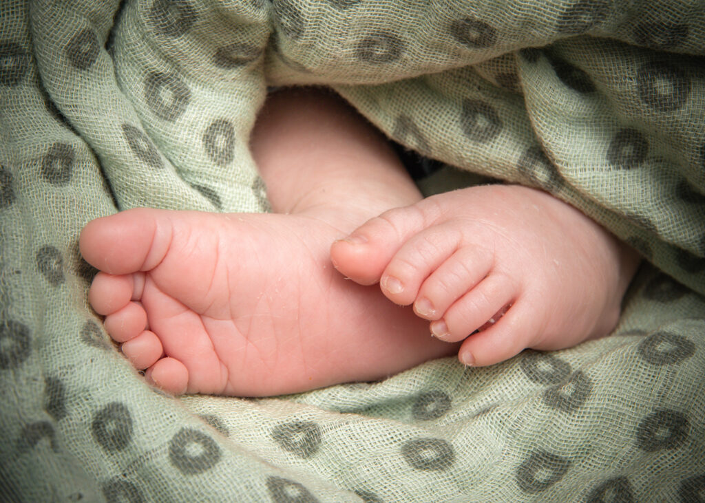 Photographie des pieds d'un bébé dans le Haut-Rhin