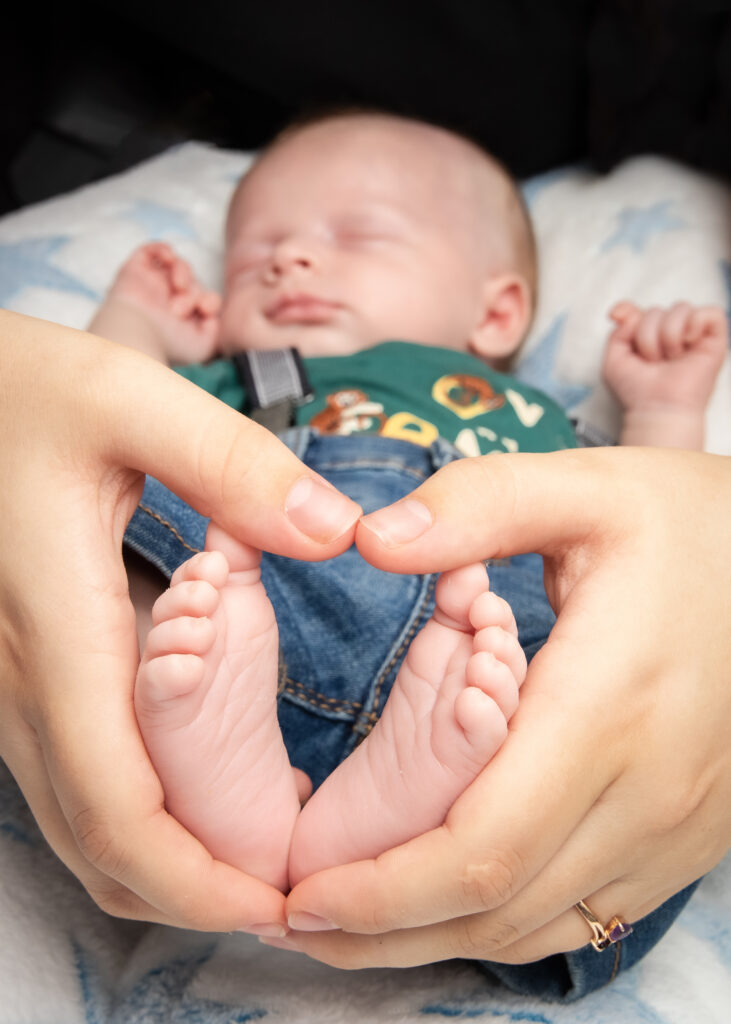 Photographie portrait pieds d'un bébé qui dort en studio dans le Haut-Rhin