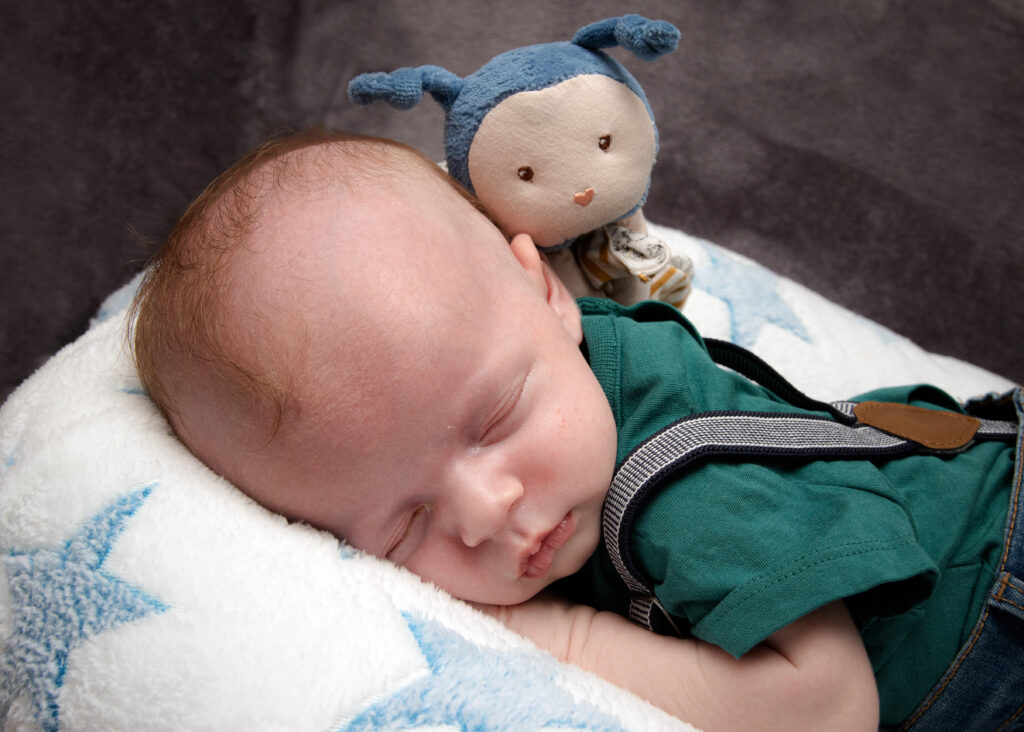 Photographie d'un bébé qui dort avec son doudou dans le Haut-Rhin