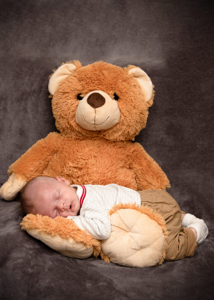 Photographie d'un bébé sur un gros nounours à Colmar