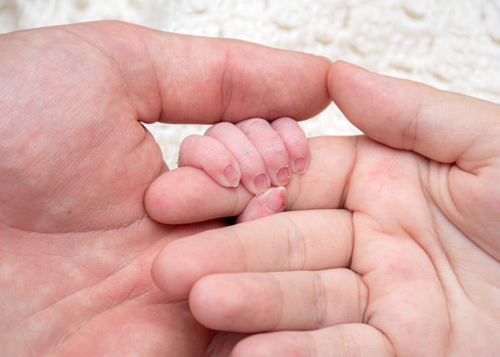 Photographie détail des mains d'un bébé de 2 semaines en Alsace