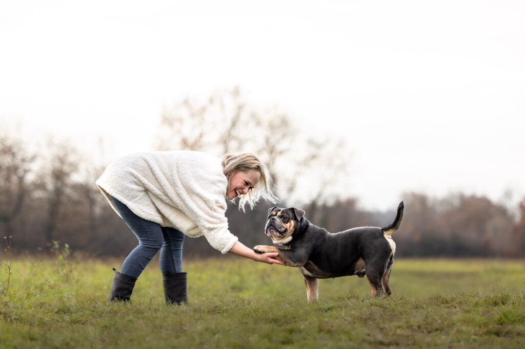 Photographie d'un chien qui donne la patte à son maître dans le Bas-Rhin