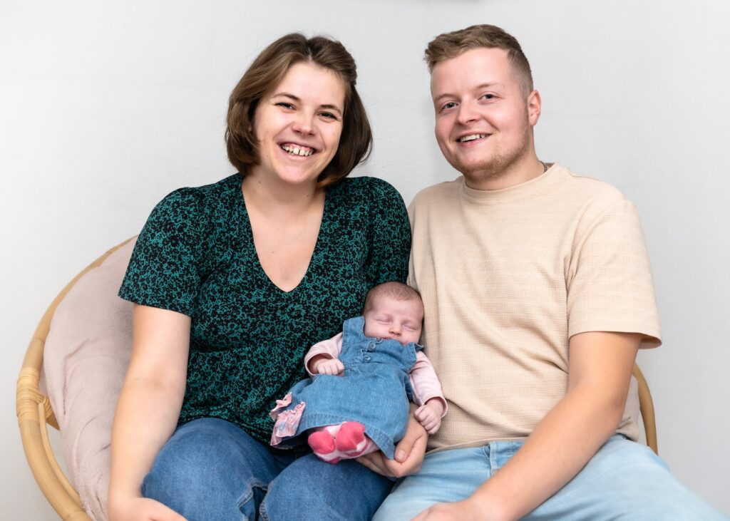 Photographie portrait de famille avec nouveau-né à Colmar
