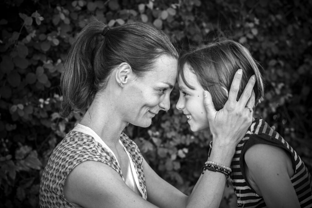 Photographie d'une mère et sa fille avec un regard tendre à Colmar