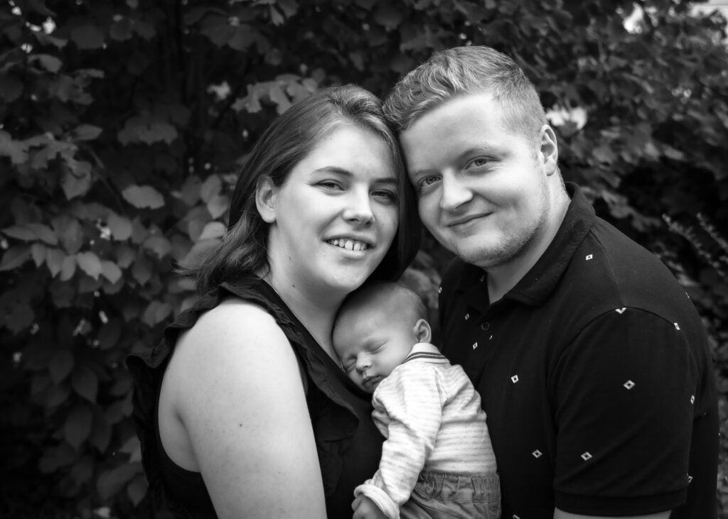 Photographie d'une famille avec son nouveau-né dans le jardin à côté de Colmar