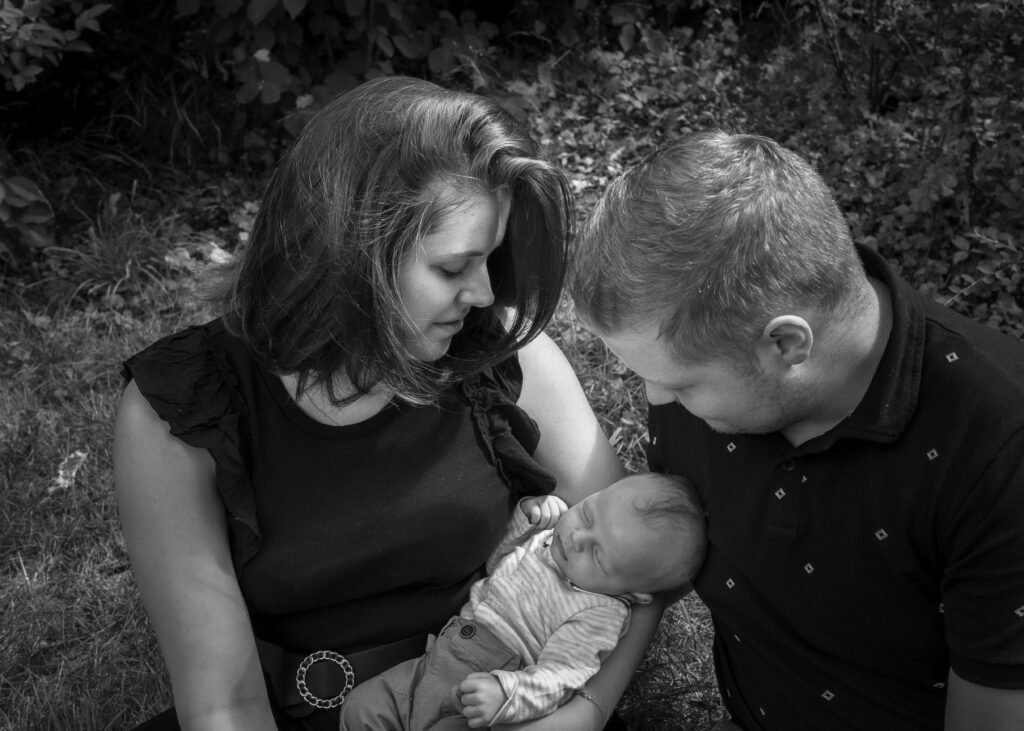 Photographie portrait de famille noir et blanc en extérieur en Alsace