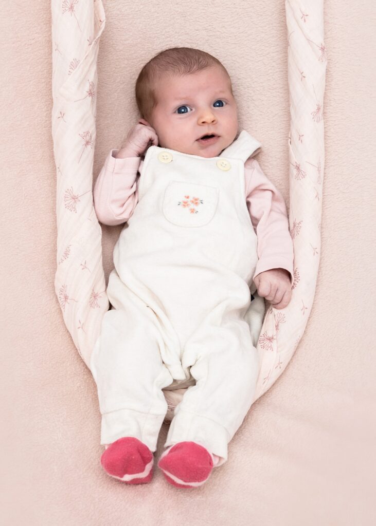 Photographie nouveau né fille studio en Alsace