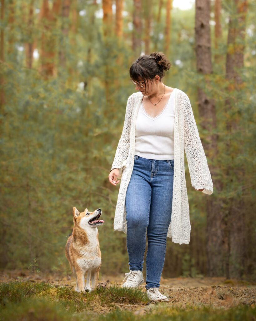 photographie d'un shiba inu et son maître en forêt qui se regardent
