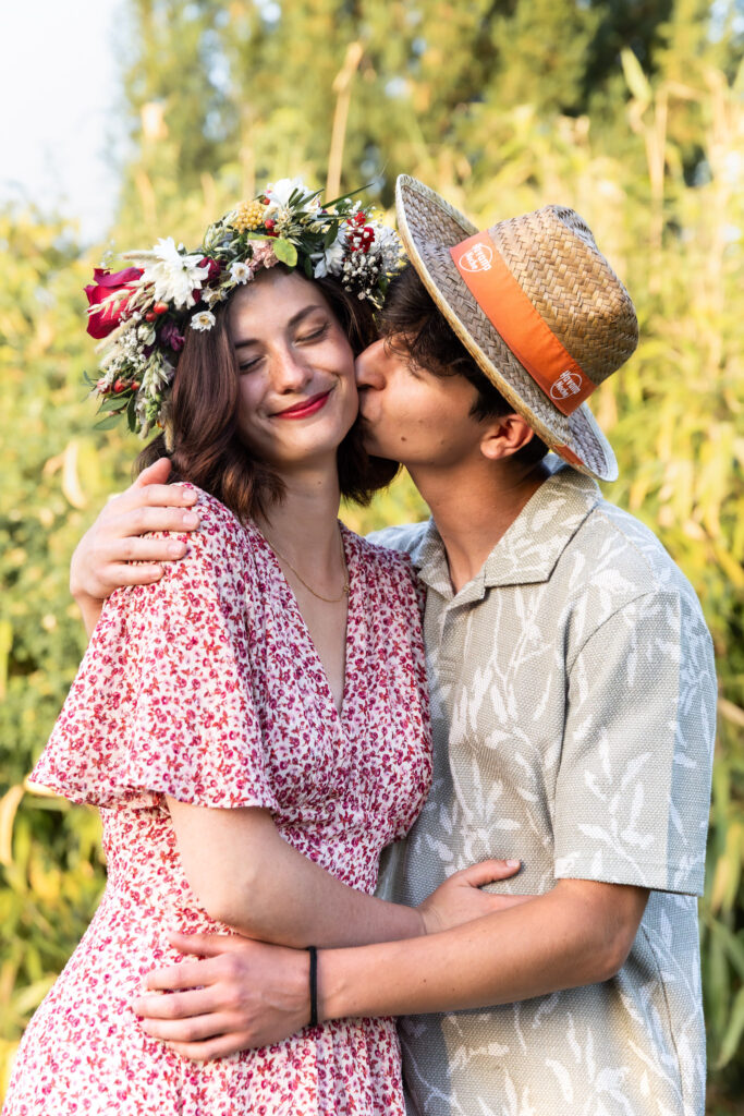 Photographie d'un couple qui s'embrasse en extérieur