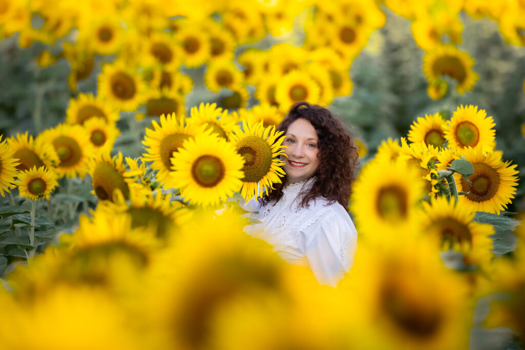 Photographie d'une femme entourée de tournesol dans un champ vers Molsheim en Alsace