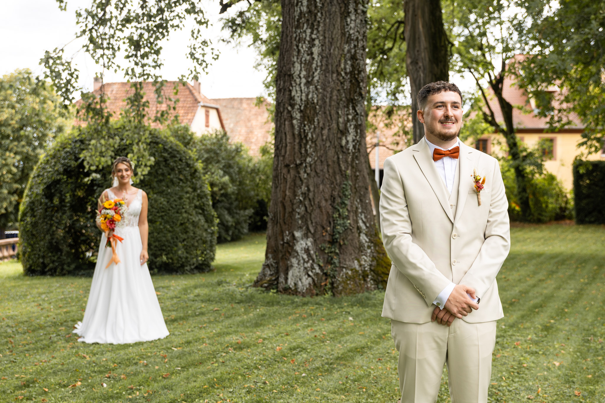 photographie d'un couple de marié qui vont se voir pour la première fois, first look