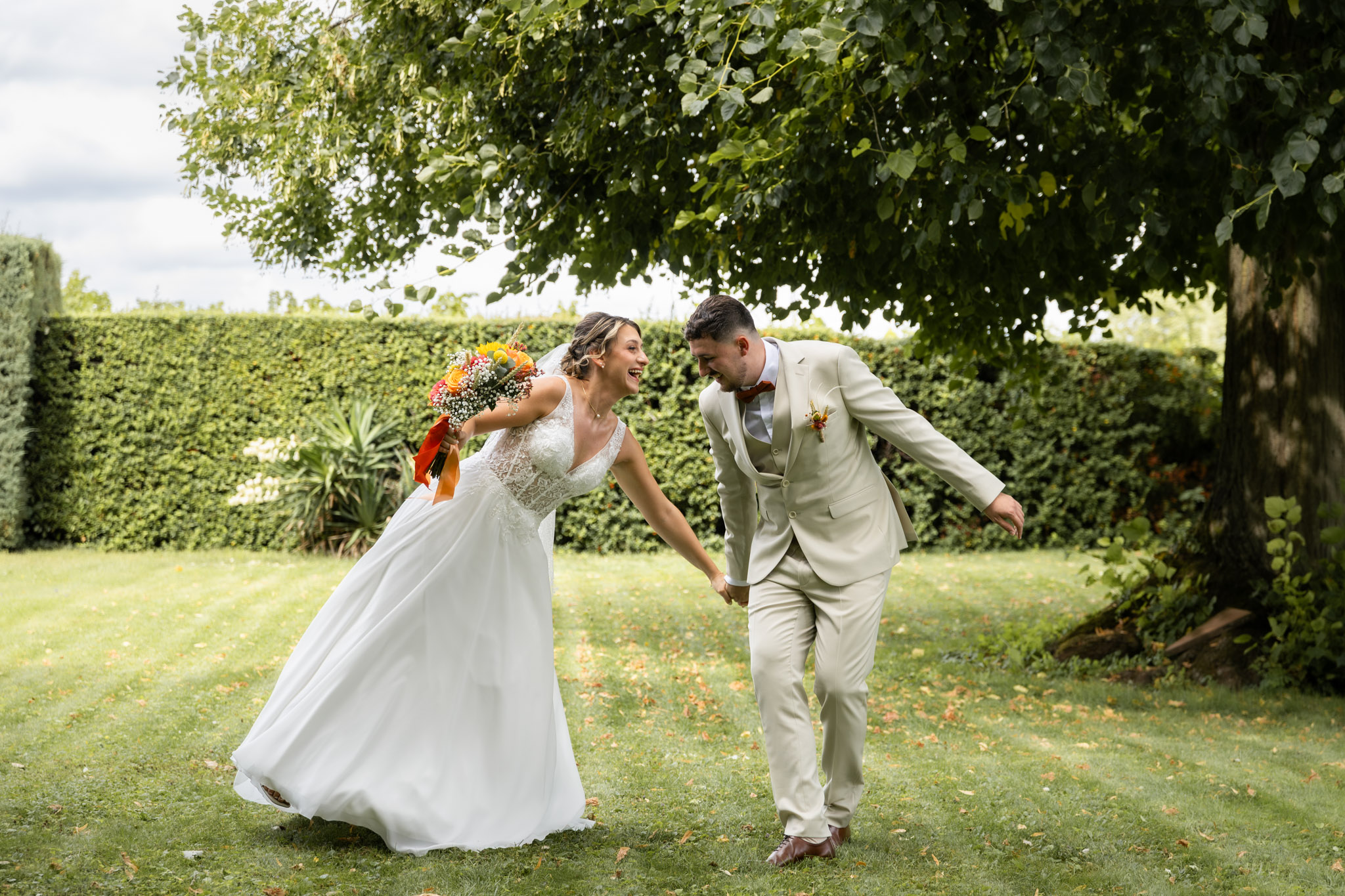 photographie d'un couple de marié qui sont entrain de rigoler en Alsace