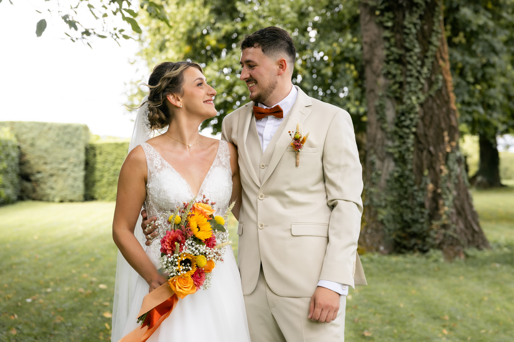 photographie d'un couple de marié qui se regardent avec amour en Alsace