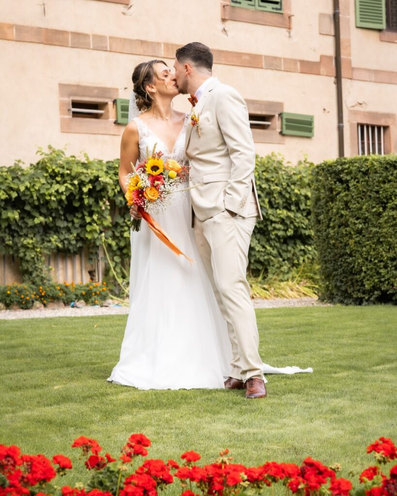 photographie d'un couple de marié qui s'embrasse proche Colmar