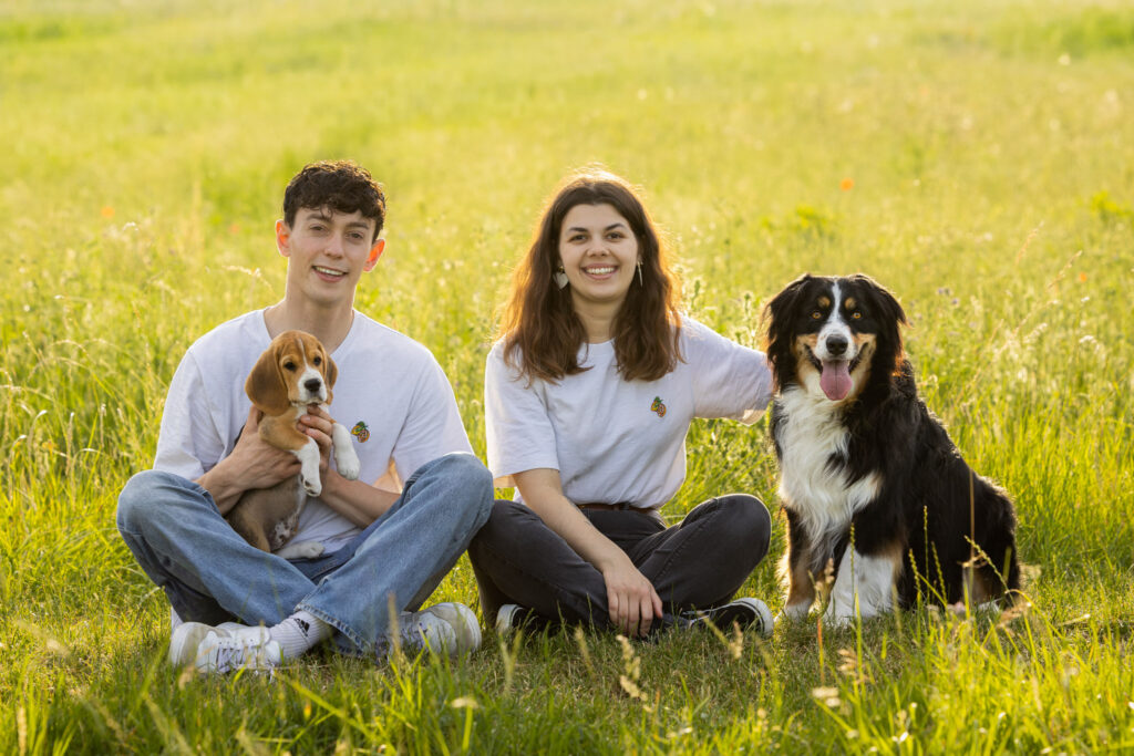 photographie d'une famille avec deux chiens au coucher du soleil dans le bas-rhin